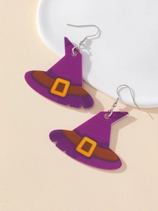 Dettaglio di orecchini a cappello di strega viola in acrilico con fibbia per feste Halloween