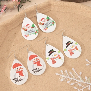 Tre paia di orecchini a goccia in legno con stampe festive di Babbo Natale e pupazzo