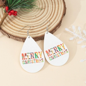 Detail von hölzernen Tropfenohrringen mit Merry Christmas Aufdruck auf Holzscheibe