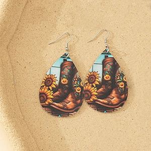 Detail von Tropfen-Ohrringen aus PU-Leder mit Retro-Cowboystiefeln und Sonnenblumen