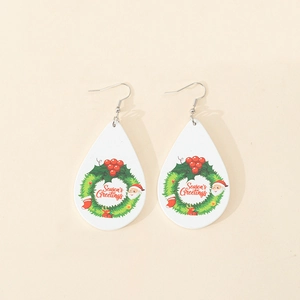 Nahaufnahme von Holzohrringen in Tropfenform mit Season's Greetings und Weihnachtskranz
