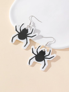 Dettaglio dell'orecchino in acrilico bianco con motivo a ragno nero e gancio per Halloween