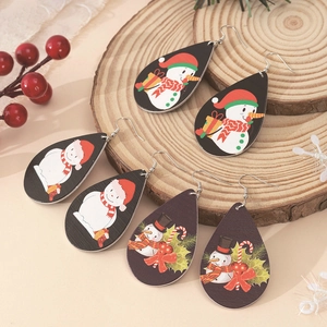 Set di tre paia di orecchini natalizi in legno a goccia con stampe di pupazzi di neve