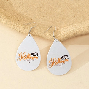 Detalle de pendientes de gota con texto Happy Halloween y diseño de telaraña naranja