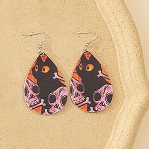 Detail von Tropfen-Ohrringen aus PU-Leder mit schwarzen Katzen- und Totenkopfmotiven
