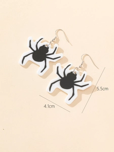 Dettaglio degli orecchini a ragno in acrilico con misure 4,1cm di larghezza e 5,5cm altezza