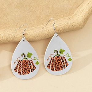 Detalle de pendientes de cuero en forma de gota con motivos festivos de calabaza leopardo para Halloween
