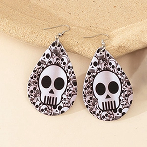 Makroaufnahme von Acryl-Ohrringen in Tropfenform mit Schwarz-Weiß-Totenkopf-Muster