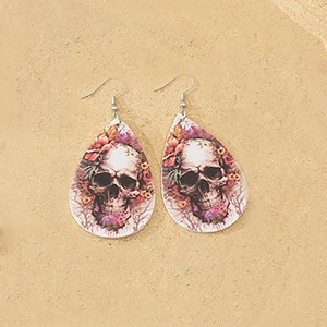 Detail von Acryl-Tropfenohrringen mit gotischem Totenkopf- und Blumenmuster