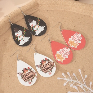 Drei Paar festliche Weihnachts-Holzohrringe in Tropfenform mit Schneemann und Lebkuchenmann