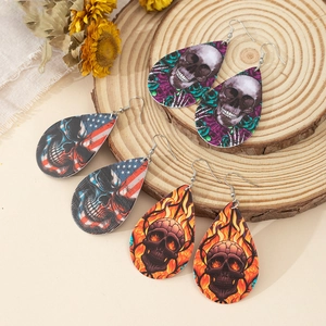 Drei Paar Halloween-Ohrringe in Tropfenform mit Totenkopf- und Rosenmuster-Designs