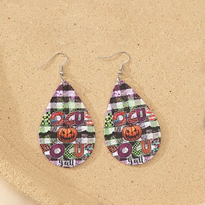 Detail der Halloween-Ohrringe mit Kürbis-Muster und Hocus Pocus Schriftzug