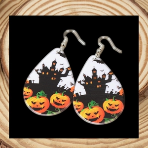 Detailansicht der Tropfenohrringe aus Acryl mit Halloween-Kürbis- und Schlossmustern
