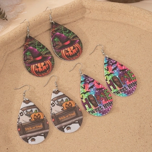 Drei Paar Halloween-Ohrringe im Wassertropfen-Design mit Kürbis und Geist Motiven