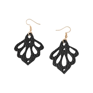 Détail de boucles d'oreilles en similicuir noir avec découpes en feuille et crochets dorés