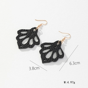Boucles d'oreilles en cuir noir ajouré en forme de feuille avec crochets dorés