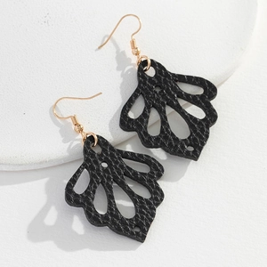 Gros plan de boucles d'oreilles en cuir noir en forme de goutte avec crochets dorés ajourés