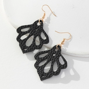 Boucles d'oreilles noires en cuir en forme de goutte avec crochets dorés pour femme
