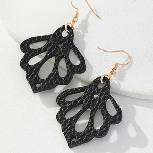 Boucles d'oreilles noires en cuir à découpe en éventail avec crochets dorés élégants