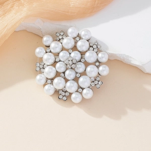 Elegant Round Flower Artificial Pearl Brooch With Sparkling Rhinestones Fashion Alloy Pin For Women Wedding Banquet Scarf Clip