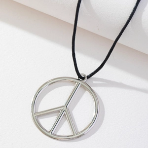 Collana con ciondolo segno della pace in argento e cordino nero su sfondo bianco