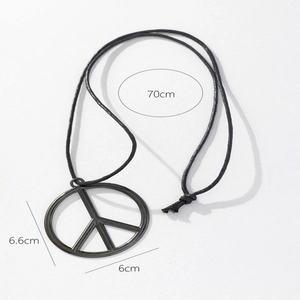 Collana minimalista con ciondolo segno della pace nero su cordino cerato da 70cm