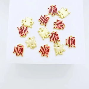 Pendentifs DIY en alliage doré avec émail rouge et caractère chinois de prospérité