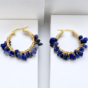 Pendientes de aro dorados bohemios con fragmentos de piedras naturales azules a mano