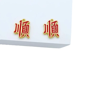 Pendentif en alliage d'or mat avec émail rouge et caractère chinois porte-bonheur