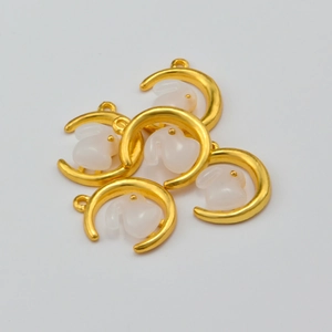 Détail du pendentif lune en plaqué or avec incrustation de lapin en jade blanc