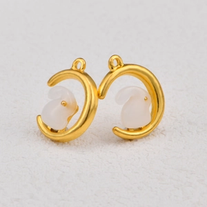 Gros plan de pendentifs lune dorée avec incrustation lapin blanc pour bijoux DIY