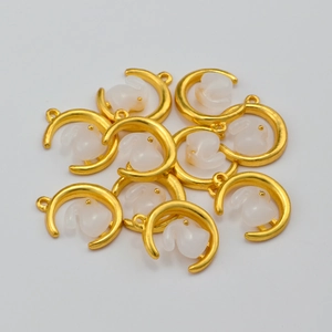 Détails de pendentifs lune et lapin blanc avec cadres dorés pour création bijoux