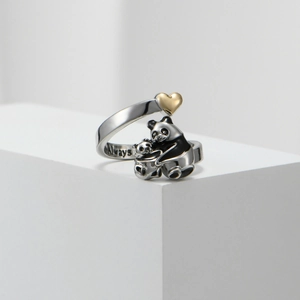 Detail von Panda Mutter und Kind Ring mit goldenem Herzanhänger und Gravur Always
