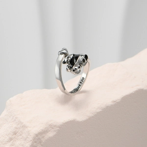 Detailansicht des Pandarings mit schwarzer Emaille und I love you Gravur am Band