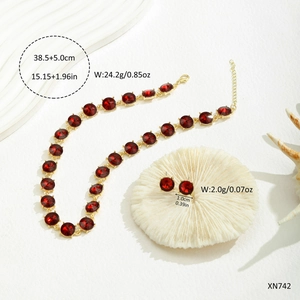 Elegante gouden ketting en rode kristallen oorbellen set met sieraden afmetingen