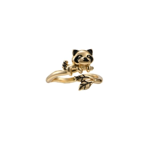 Goldener Waschbär auf Zweig offener Ring mit schwarzen Emaillendetails und Blatt