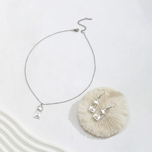 Detailansicht des Edelstahl-Schmucksets mit Palme und Meereswellen-Anhänger in Silber