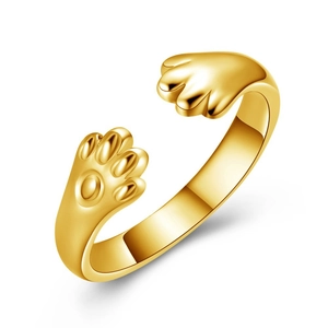 Detaillierte Makroaufnahme der goldenen Katzenpfote Ring mit hochglanzpolierter Oberfläche