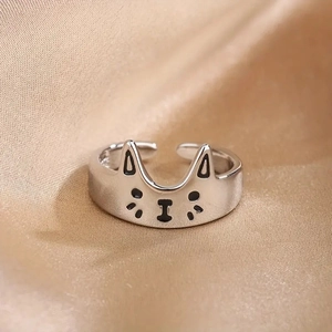 Detailansicht des silbernen Katzen-Rings mit schwarzen eingravierten Ohren und Barthaaren