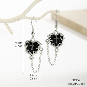 Boucles d'oreilles gothiques cœur et croix en métal argenté avec gemme noire et chaîne