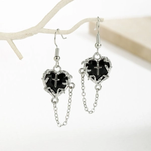 Boucles d'oreilles gothiques cœur noir avec épines argentées et glands sur branche