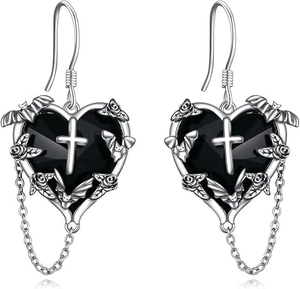 Détail de boucles d'oreilles cœur gothique avec motifs croix, chauve-souris et rose S925