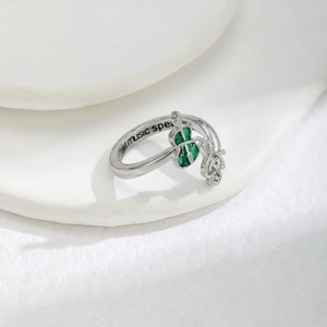 Dettaglio dell'anello a violino con smalto verde e incisione di nota musicale