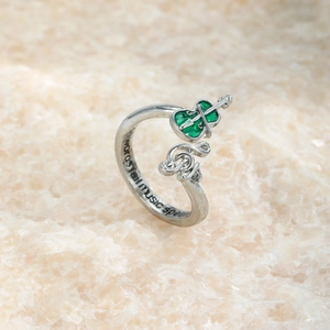 Anello musicale argento con violino verde e incisione 'Words Fail Music Speaks' su pietra