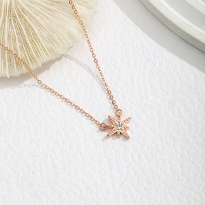 Detailopname van roségouden sterhanger ketting met een sprankelend zirkonia kristal