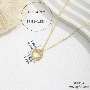 Gouden hartvormige hanger ketting met strass steentjes en afmetingen op witte achtergrond