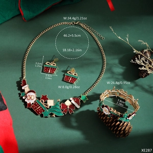 Weihnachts-Schmuckset mit Weihnachtsmann und Baum auf festlichem Hintergrund
