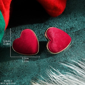 Orecchini a cuore in velluto rosso con bordo dorato, dimensioni su sfondo festivo