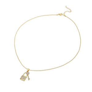 Gouden halsketting met hartslot en sleutelhanger met strass-details op een kralenketting