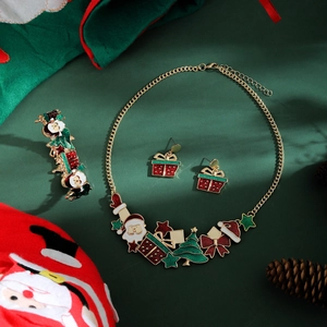 Detailansicht des Weihnachts-Schmucksets mit Weihnachtsmann, Baum und Geschenken auf Grün